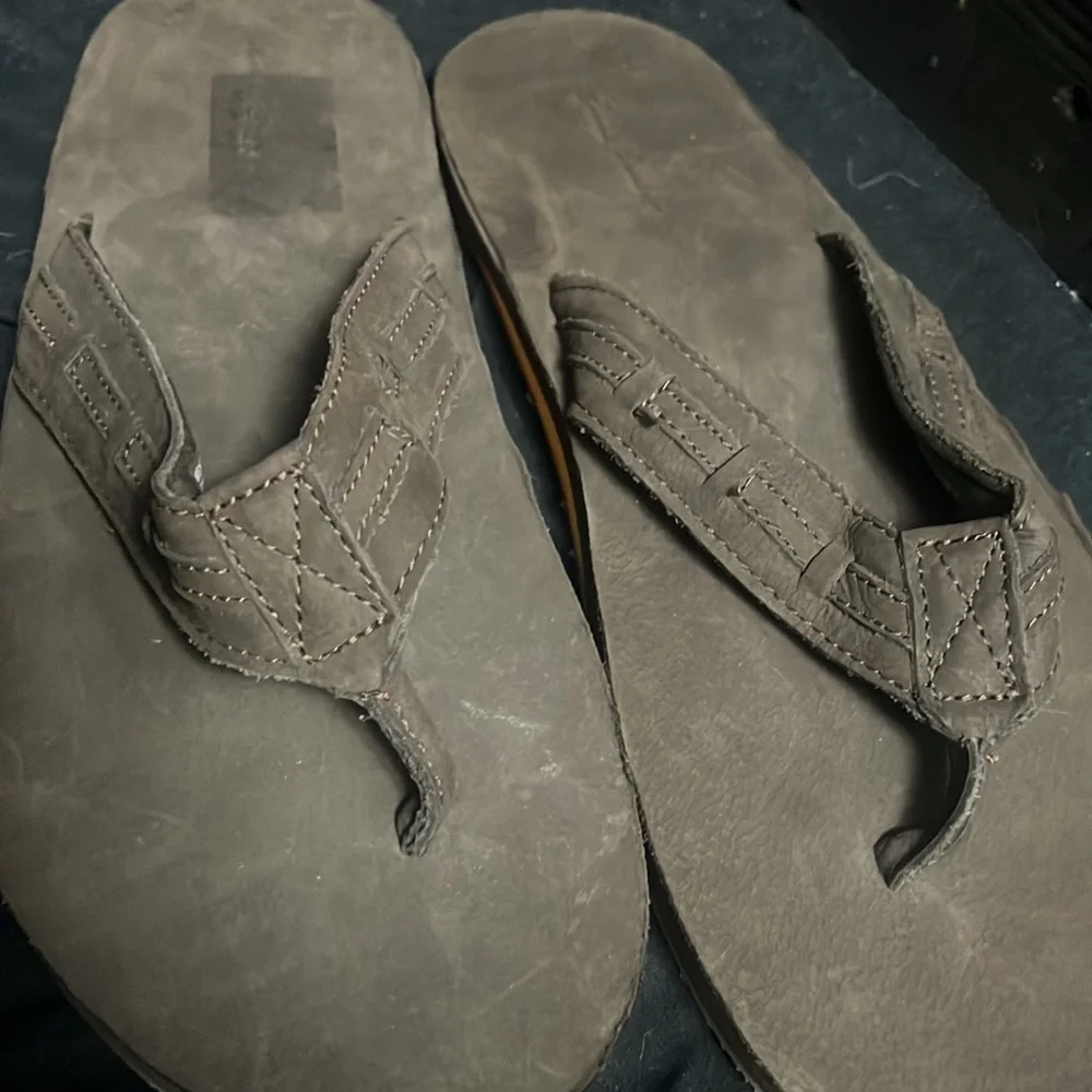 Eddie Bauer 13w brown flip flops used excellent condition